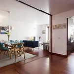 Apartman Charming 2-bedroom In The Centre