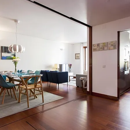 Apartment Charming 2-bedroom In The City Centre